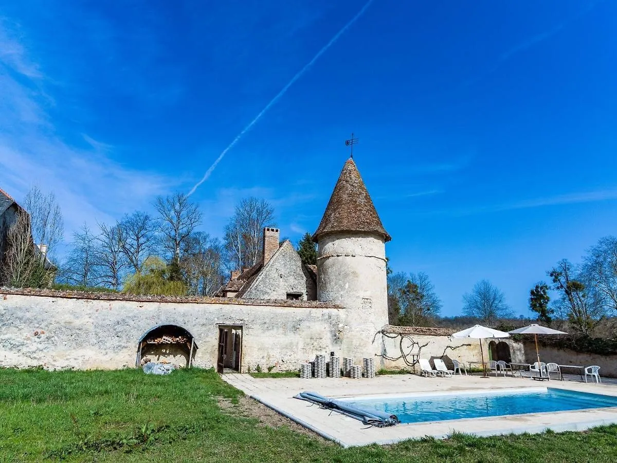 فيلا Beautiful Castle In Le Veurdre With Private Pool بيت للعطل