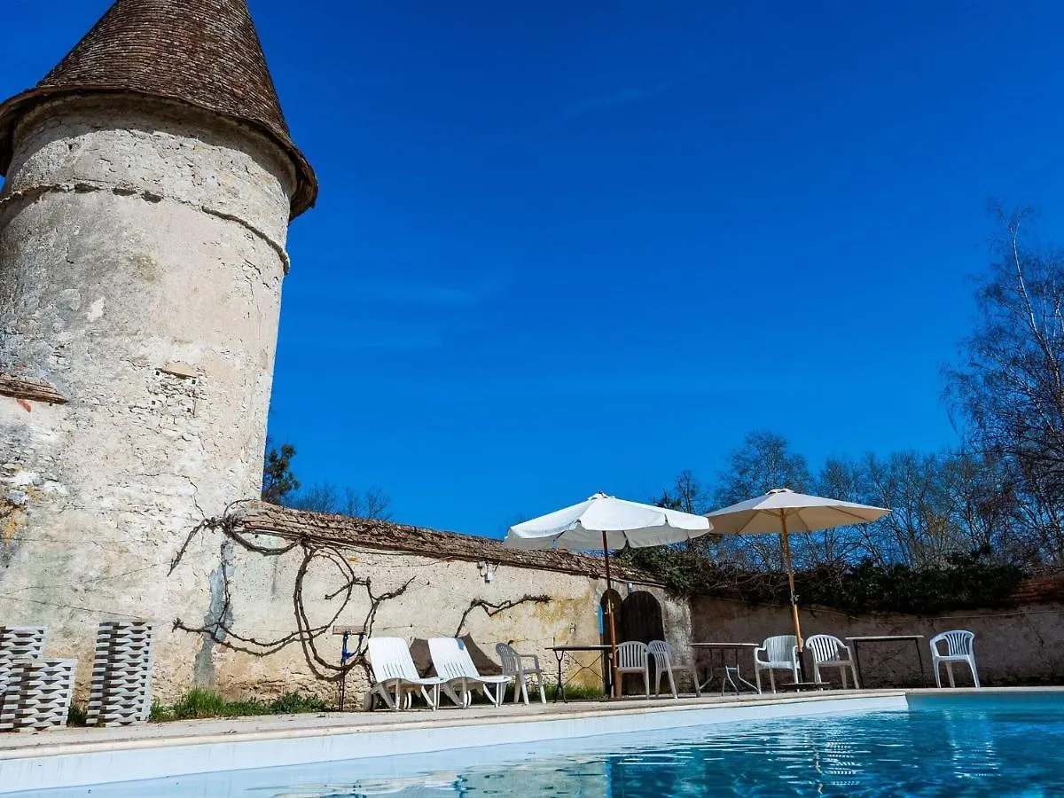 فيلا Beautiful Castle In Le Veurdre With Private Pool