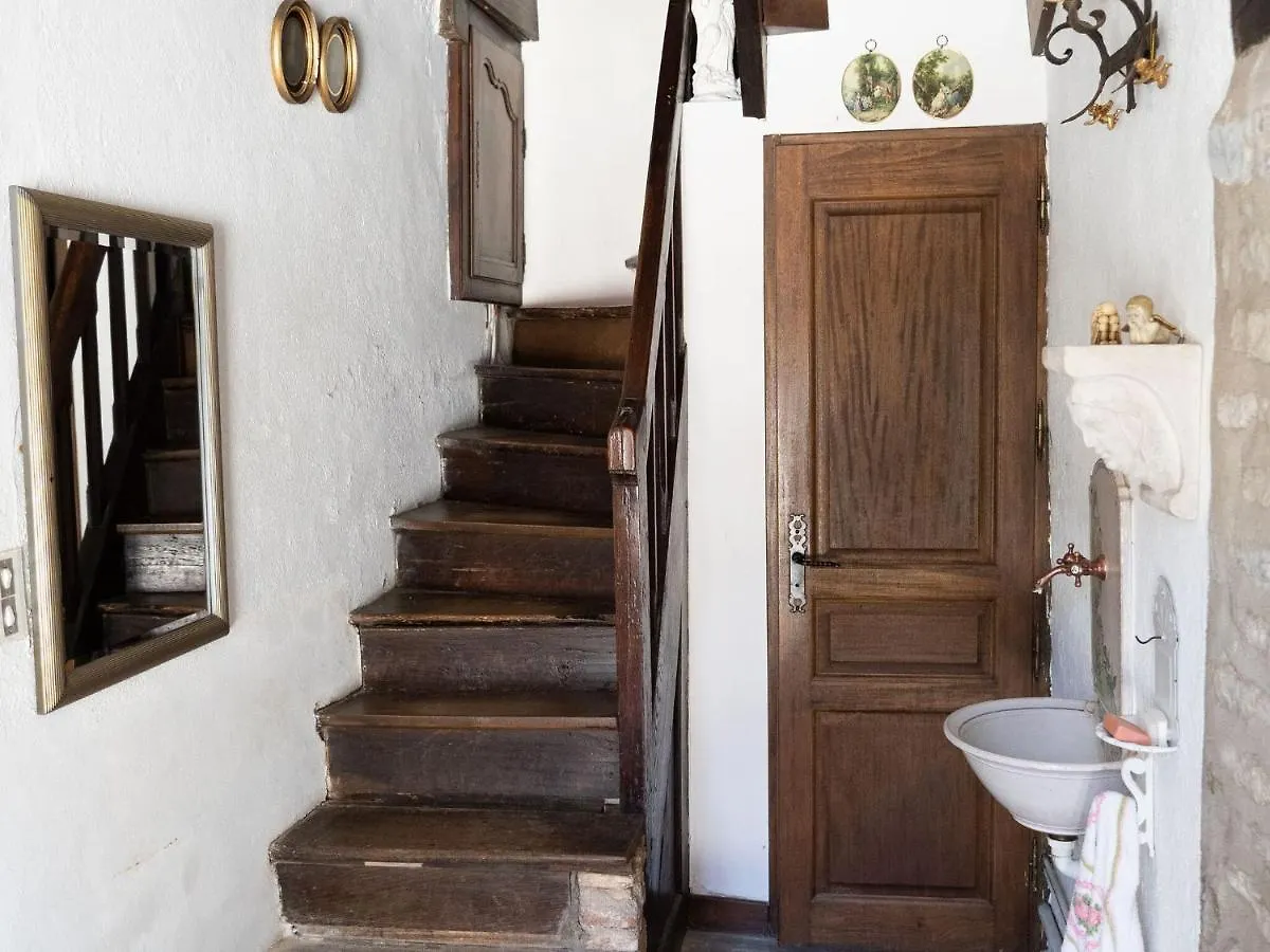 فيلا Beautiful Castle In Le Veurdre With Private Pool بيت للعطل