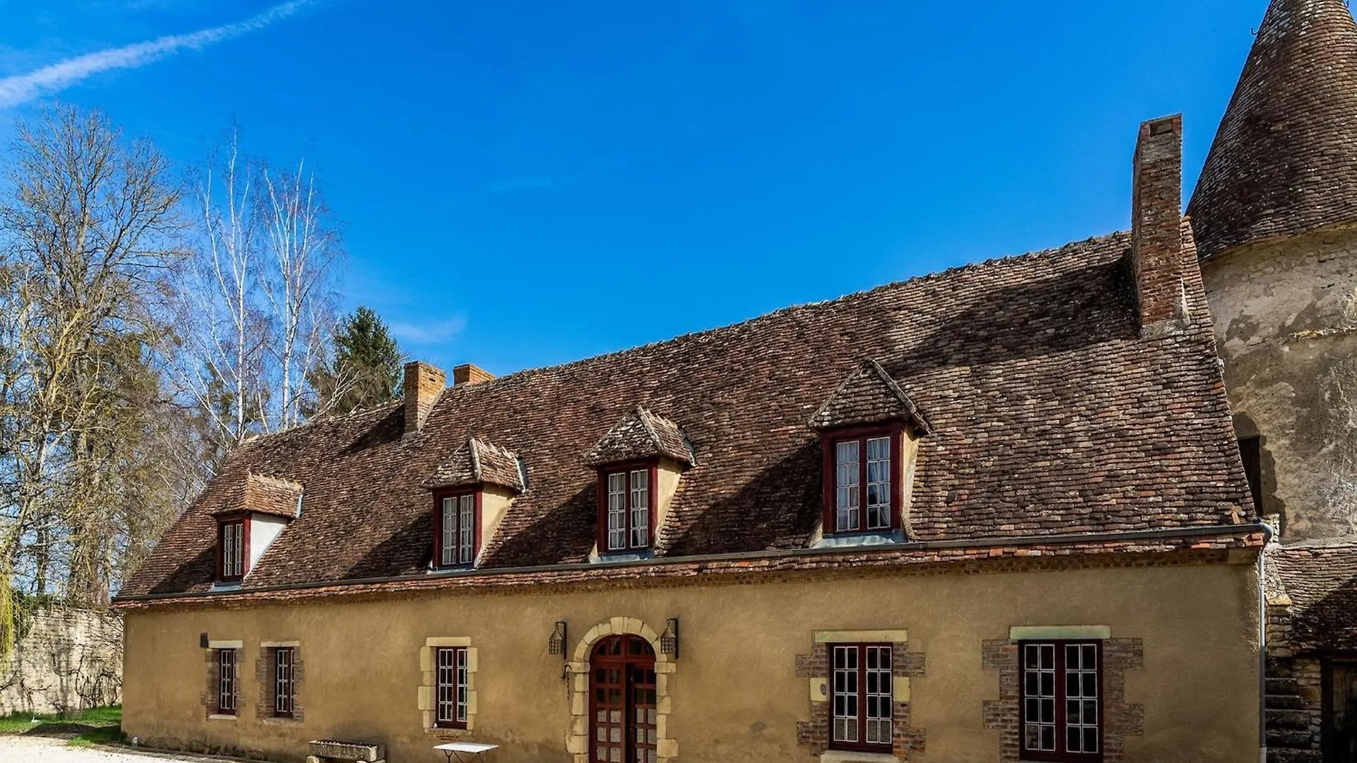 Holiday home Beautiful Castle In Le Veurdre With Private Pool Villa